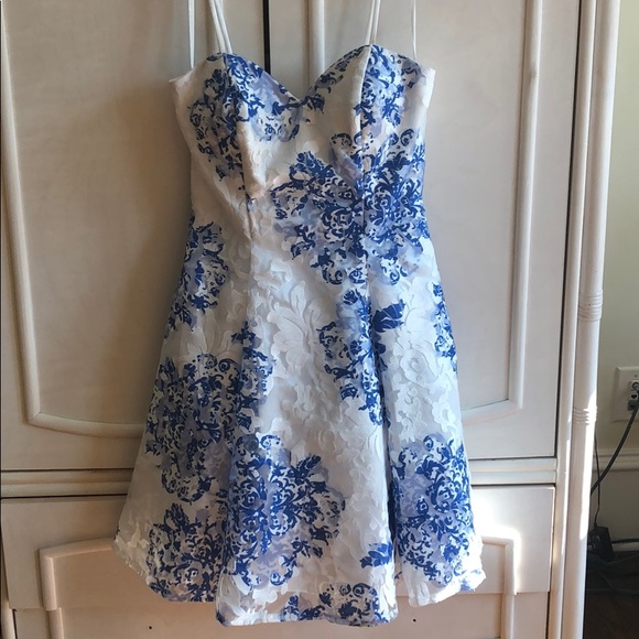 STRAPLESS DAVE & JOHNNY BLUE FLORAL DRESS - Picture 4 of 4